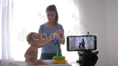 博客教养孩子，年轻的母亲博主带着孩子玩玩具，同时录制现场<strong>教程视频</strong>